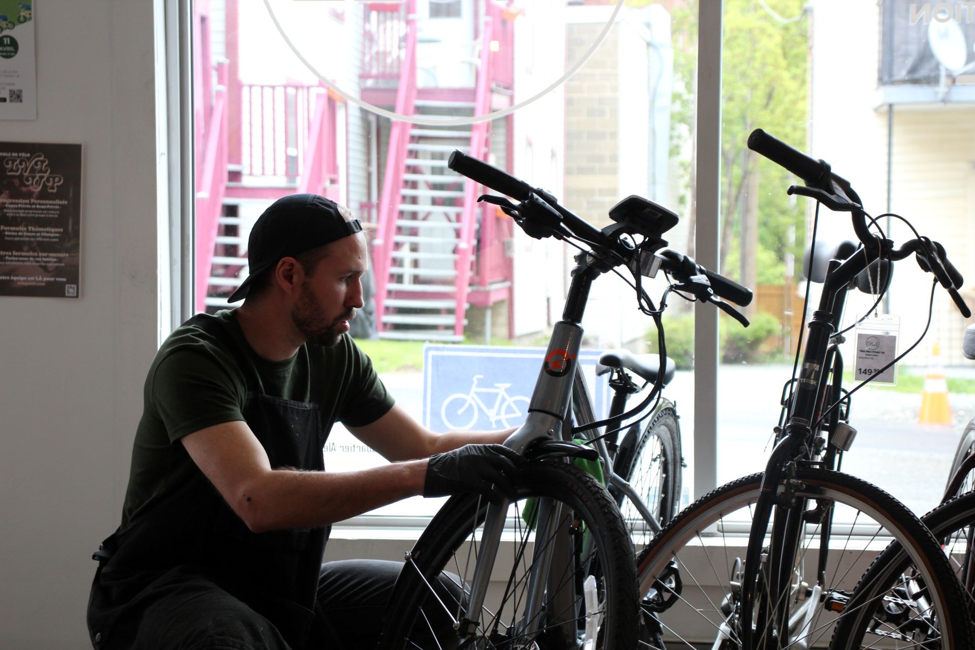 Vélos électriques neufs et conversions électriques dans l'atelier de Nouveau Cycle