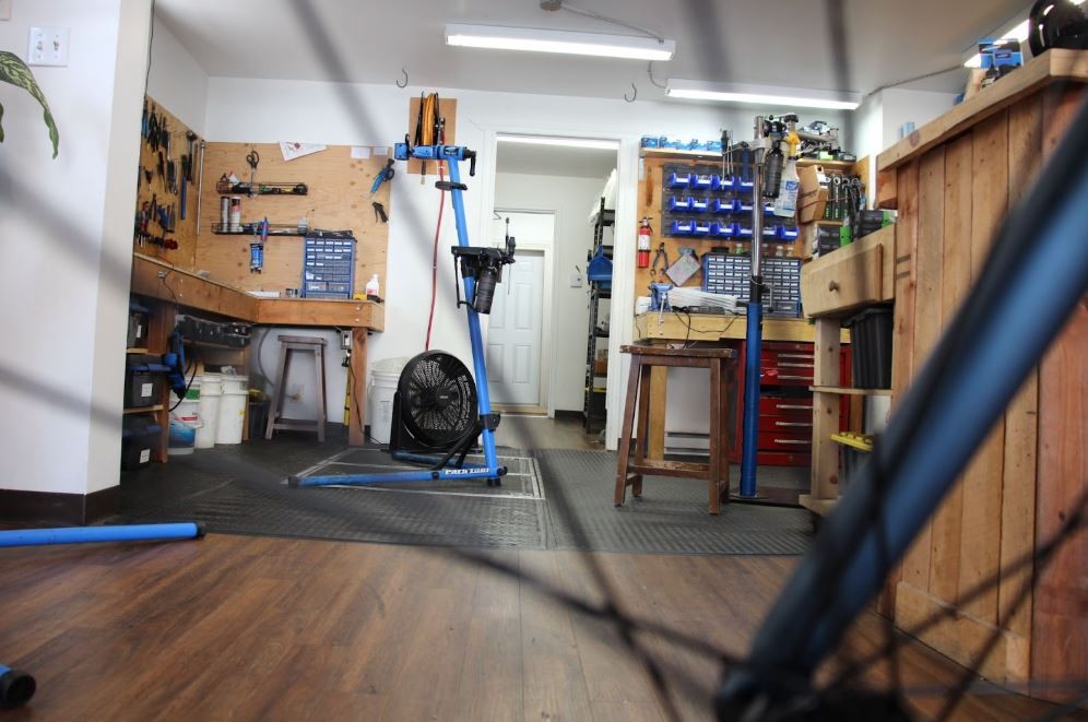 Mécanicien travaillant sur les freins d'un vélo