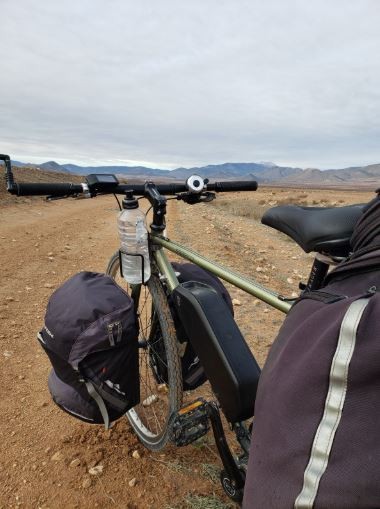 Cycliste sur vélo électrique sous la pluie